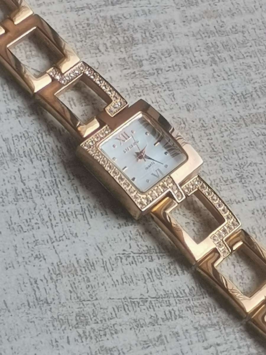 STUNNING LADIES STERLING GOLD PLATED WATCH IN EXCELLENT WORKING CONDITION
