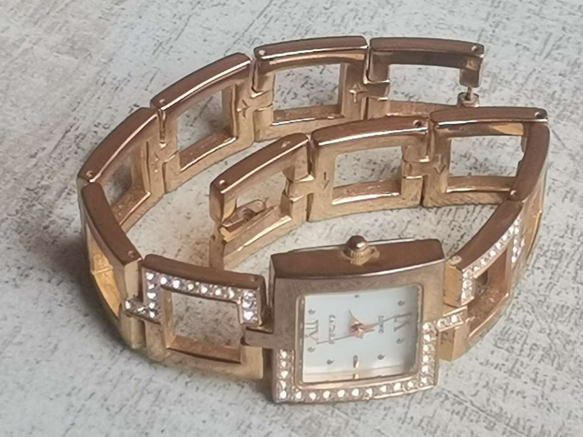 STUNNING LADIES STERLING GOLD PLATED WATCH IN EXCELLENT WORKING CONDITION