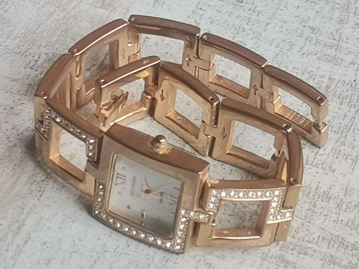 STUNNING LADIES STERLING GOLD PLATED WATCH IN EXCELLENT WORKING CONDITION