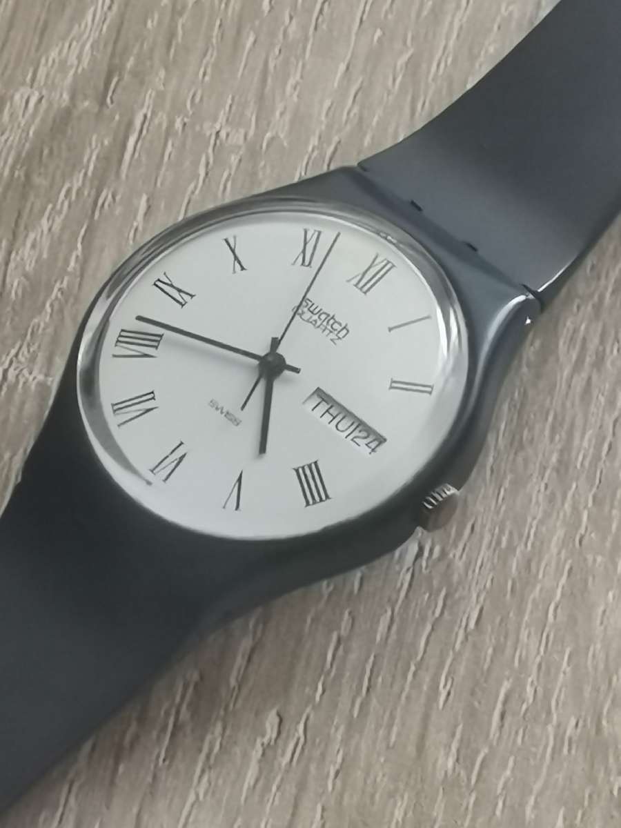 STUNNING SWATCH SWISS QUARTZ MENS WATCH WITH DAY/DATE FUNCTION IN EXCELLENT WORKING CONDITION