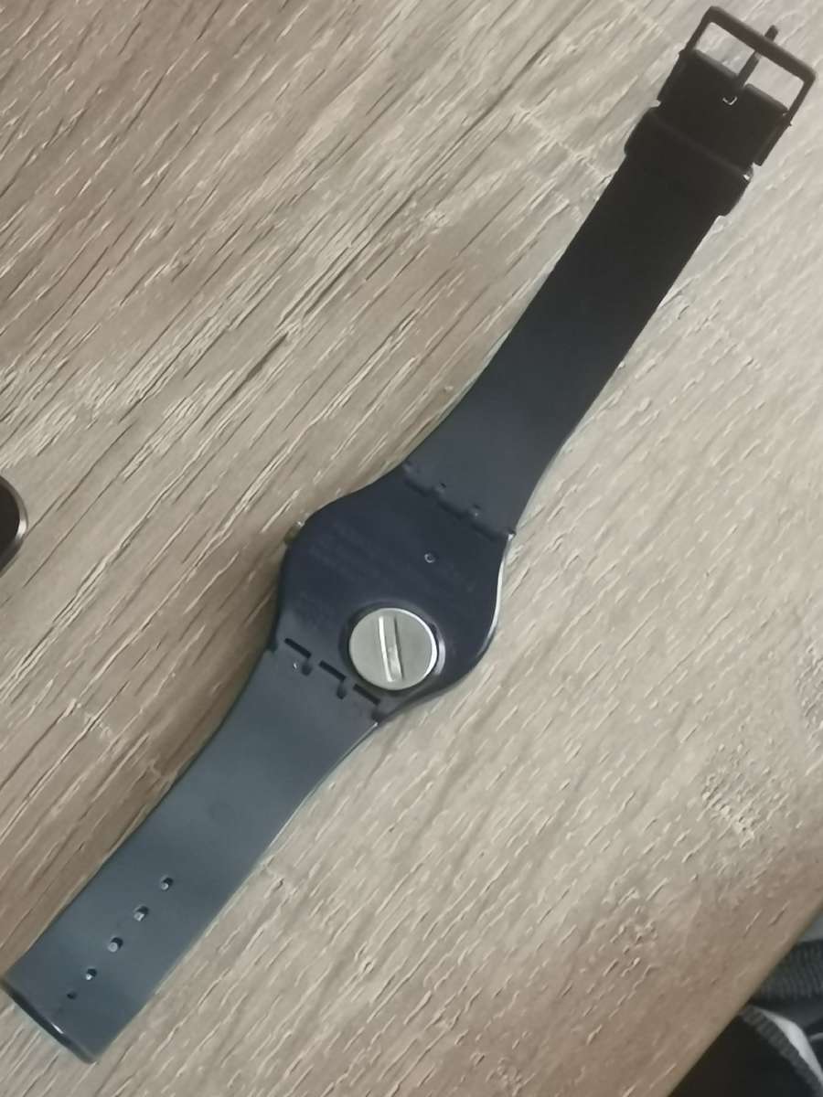 STUNNING SWATCH SWISS QUARTZ MENS WATCH WITH DAY/DATE FUNCTION IN EXCELLENT WORKING CONDITION