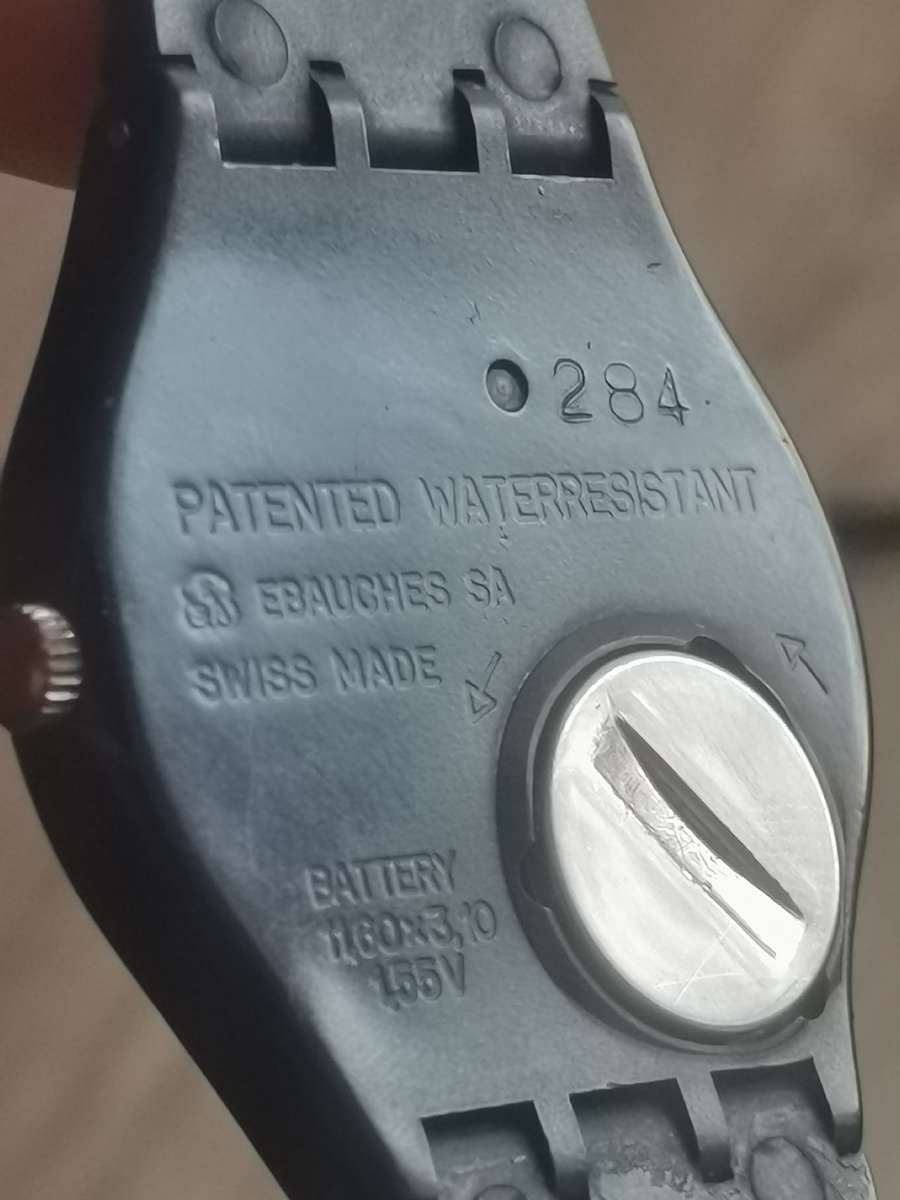 STUNNING SWATCH SWISS QUARTZ MENS WATCH WITH DAY/DATE FUNCTION IN EXCELLENT WORKING CONDITION