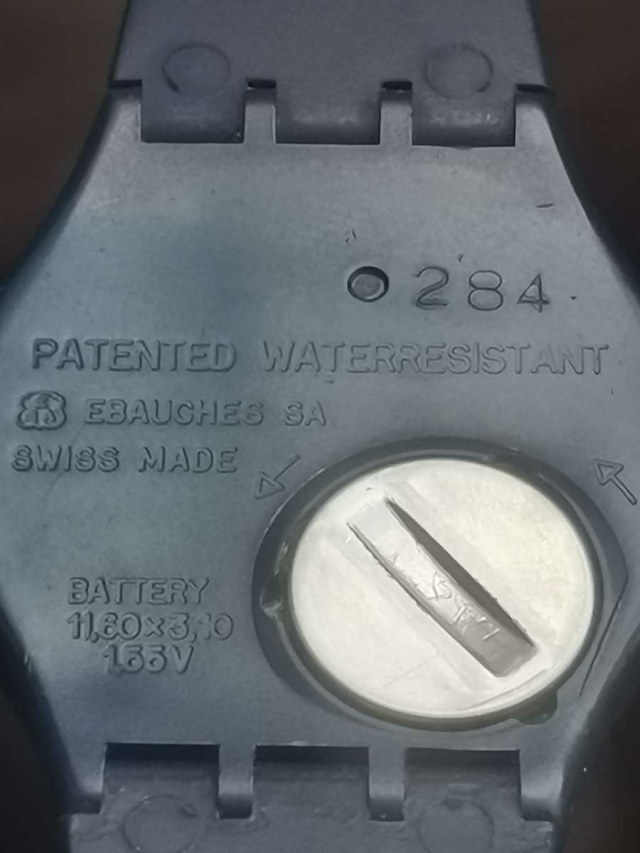 STUNNING SWATCH SWISS QUARTZ MENS WATCH WITH DAY/DATE FUNCTION IN EXCELLENT WORKING CONDITION