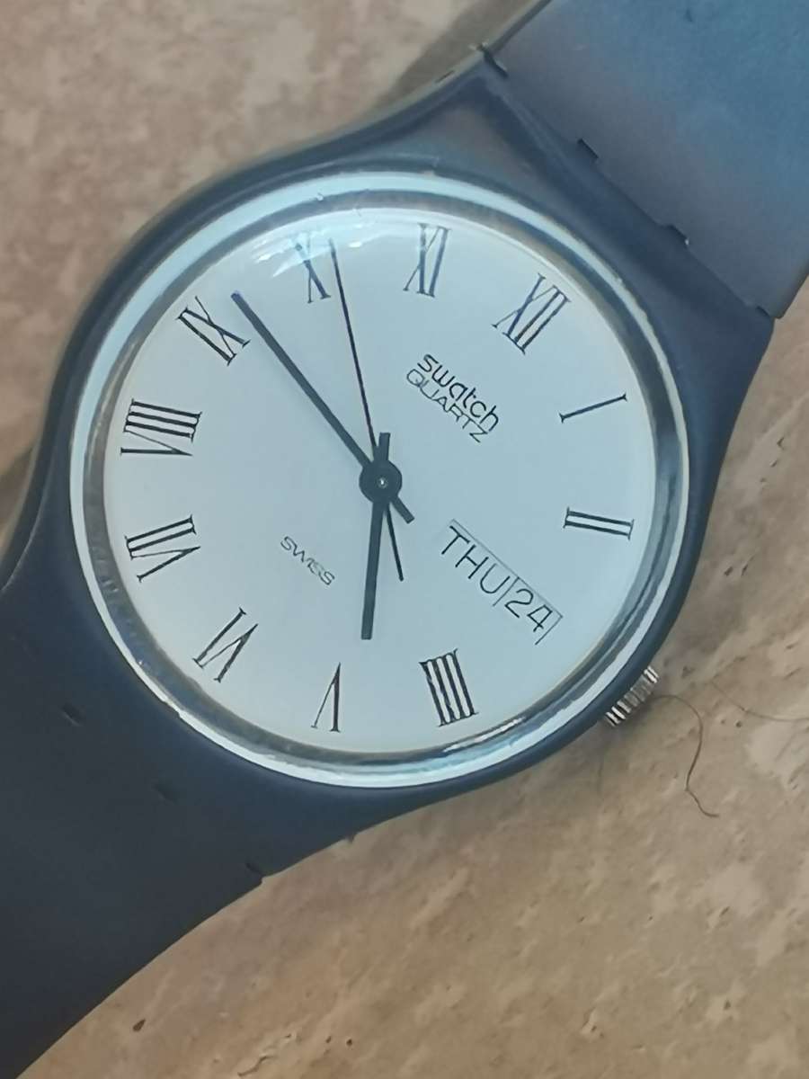 STUNNING SWATCH SWISS QUARTZ MENS WATCH WITH DAY/DATE FUNCTION IN EXCELLENT WORKING CONDITION