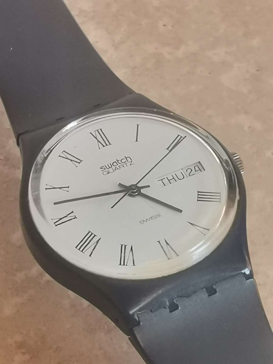 STUNNING SWATCH SWISS QUARTZ MENS WATCH WITH DAY/DATE FUNCTION IN EXCELLENT WORKING CONDITION