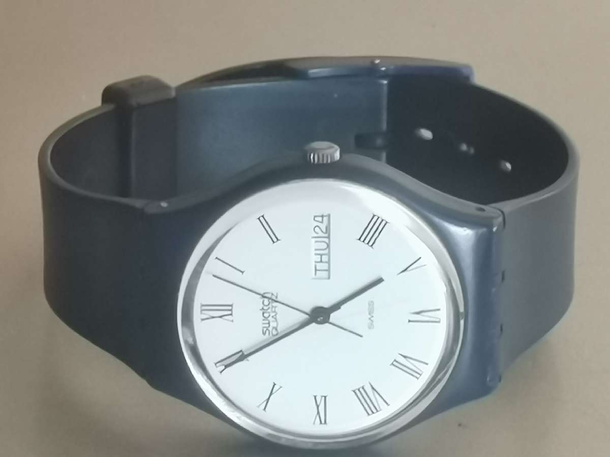 STUNNING SWATCH SWISS QUARTZ MENS WATCH WITH DAY/DATE FUNCTION IN EXCELLENT WORKING CONDITION