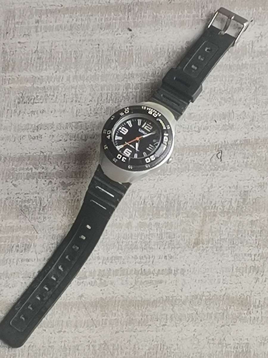 MENS LORUS SPORTS WATCH WITH ROTATING BEZEL IN EXCELLENT WORKING CONDITION