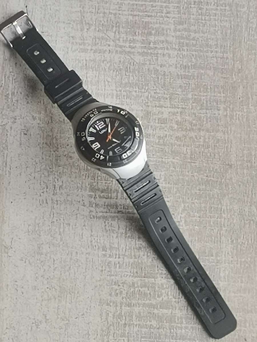 MENS LORUS SPORTS WATCH WITH ROTATING BEZEL IN EXCELLENT WORKING CONDITION