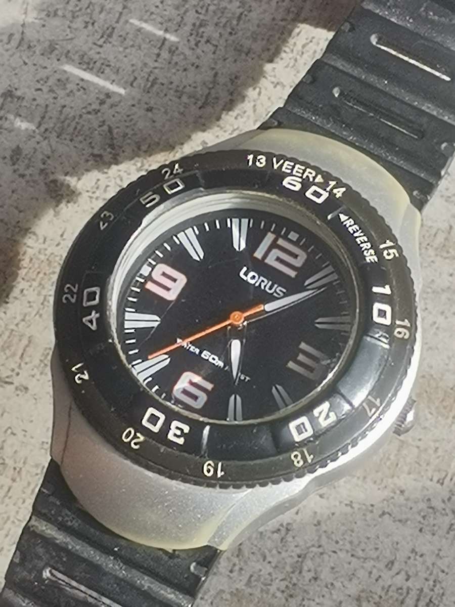 MENS LORUS SPORTS WATCH WITH ROTATING BEZEL IN EXCELLENT WORKING CONDITION