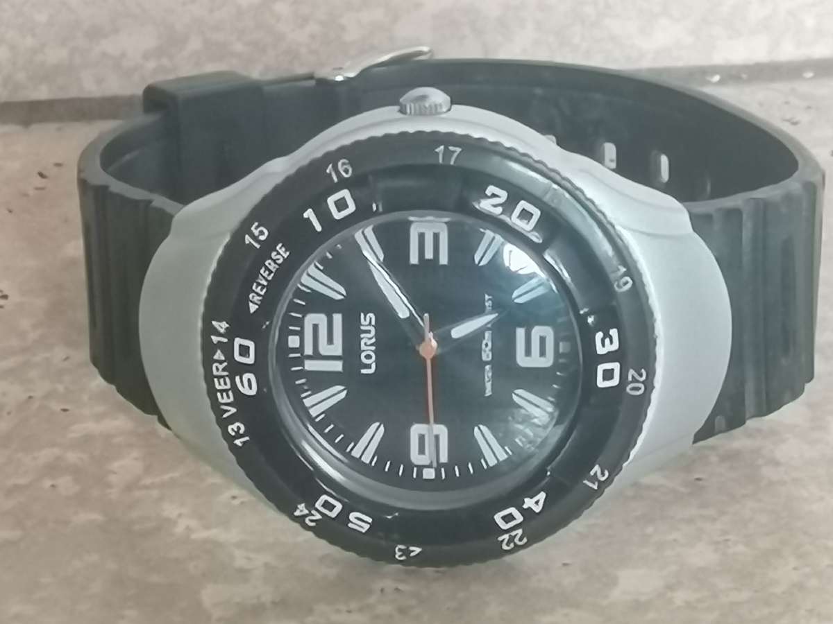 MENS LORUS SPORTS WATCH WITH ROTATING BEZEL IN EXCELLENT WORKING CONDITION