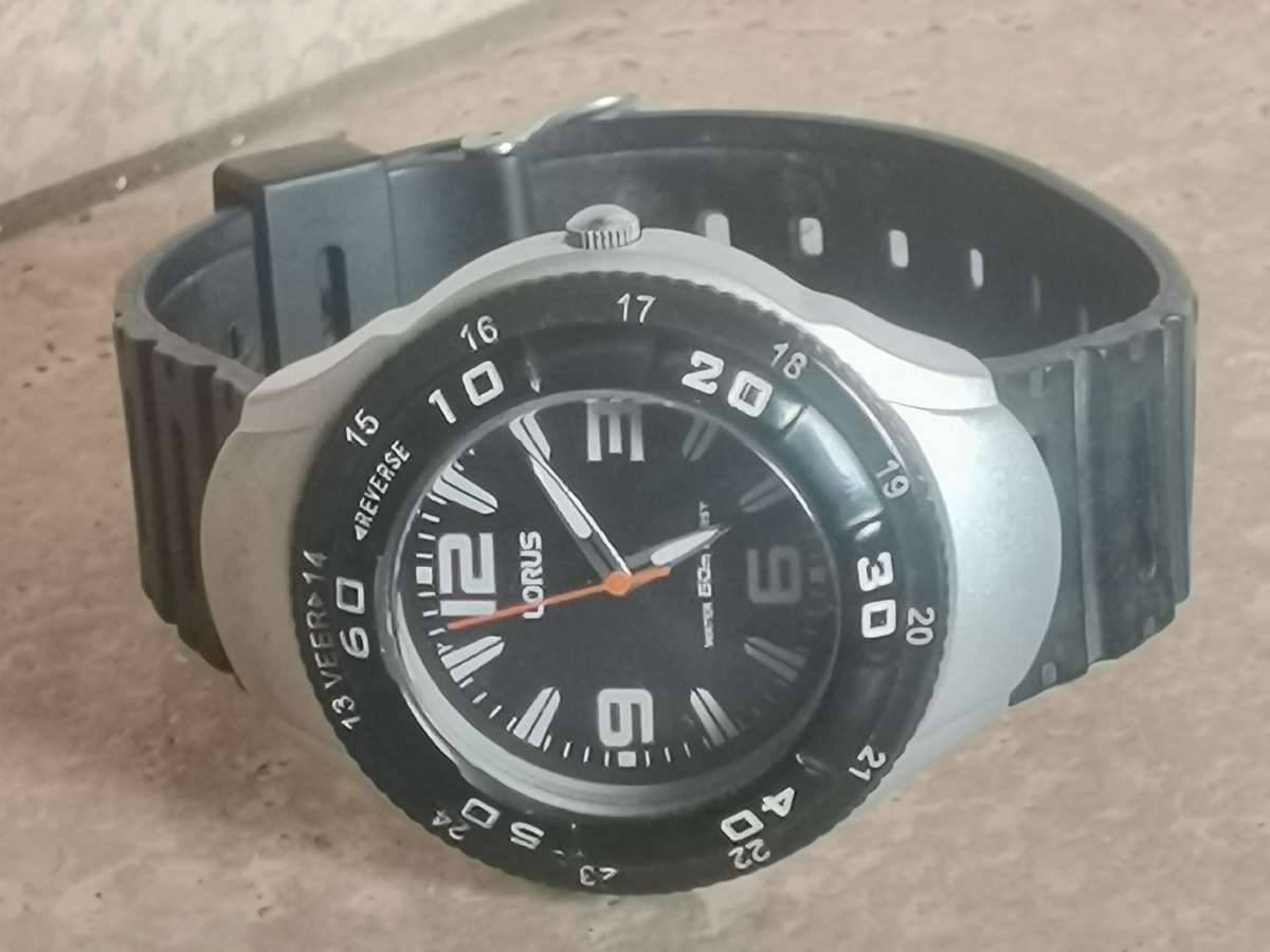 MENS LORUS SPORTS WATCH WITH ROTATING BEZEL IN EXCELLENT WORKING CONDITION
