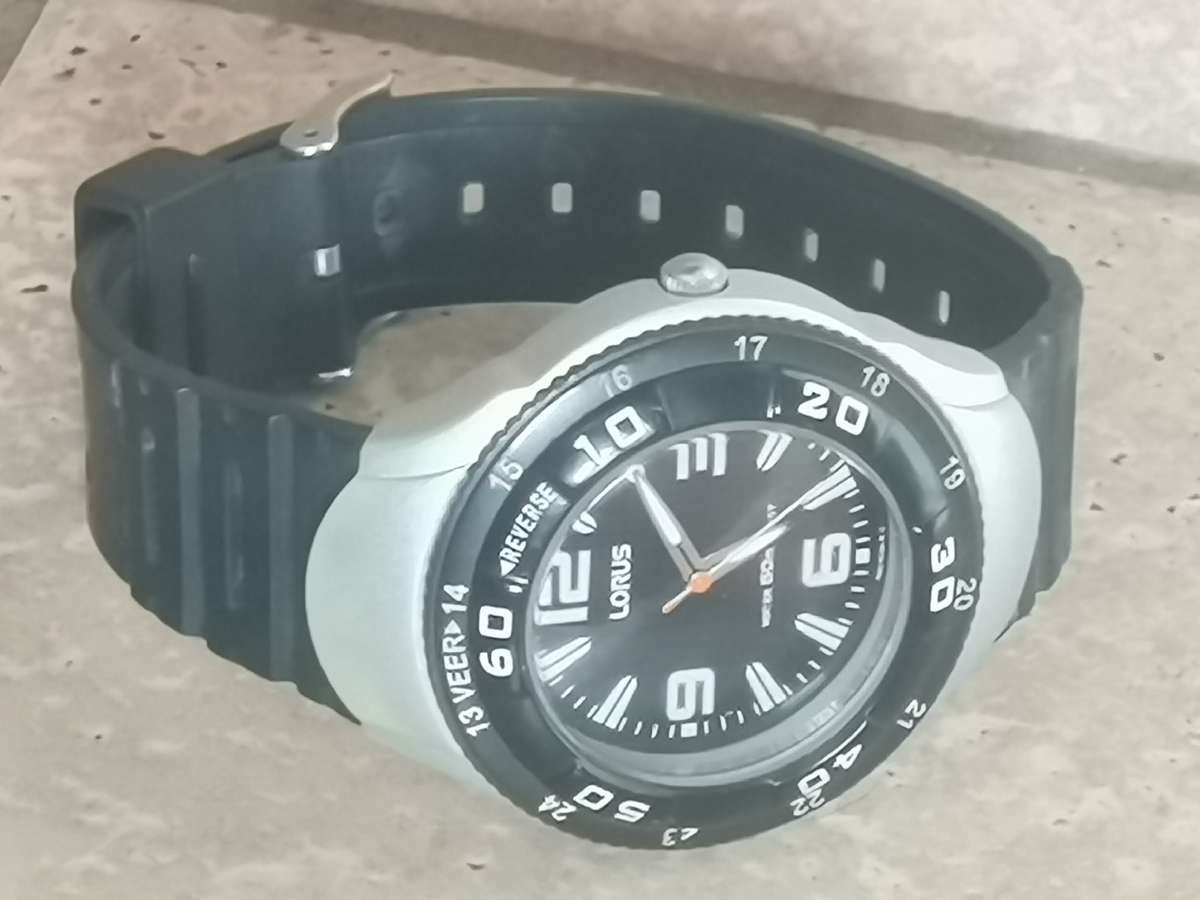 MENS LORUS SPORTS WATCH WITH ROTATING BEZEL IN EXCELLENT WORKING CONDITION