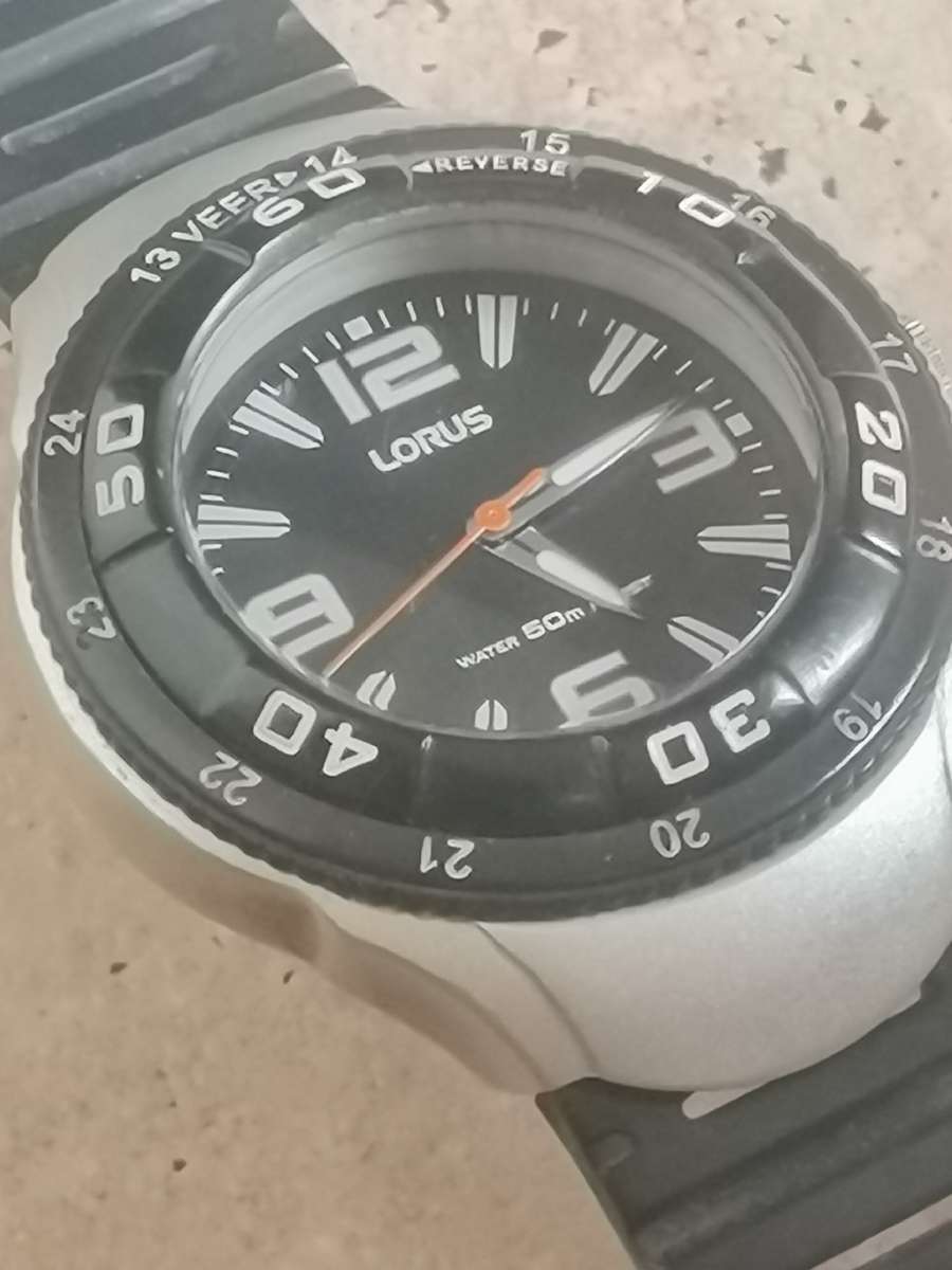 MENS LORUS SPORTS WATCH WITH ROTATING BEZEL IN EXCELLENT WORKING CONDITION