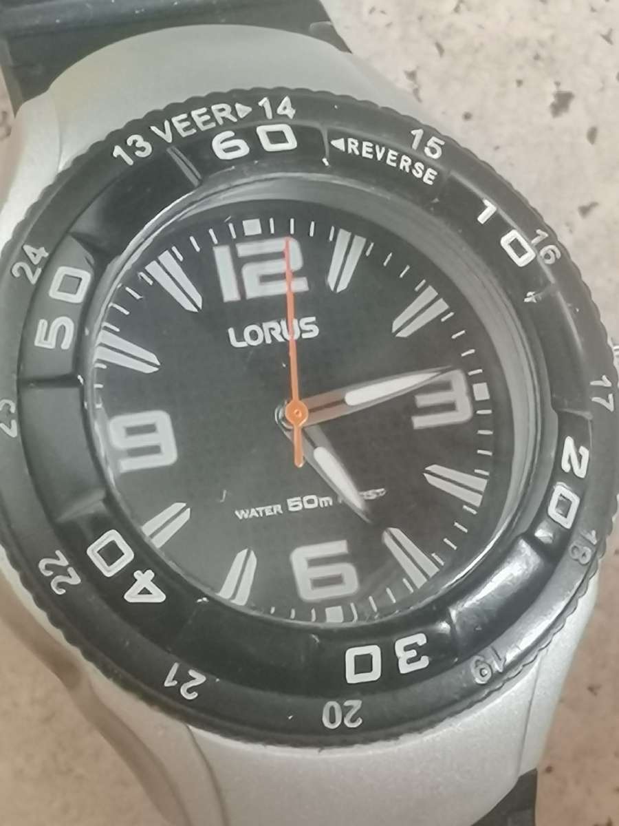 MENS LORUS SPORTS WATCH WITH ROTATING BEZEL IN EXCELLENT WORKING CONDITION
