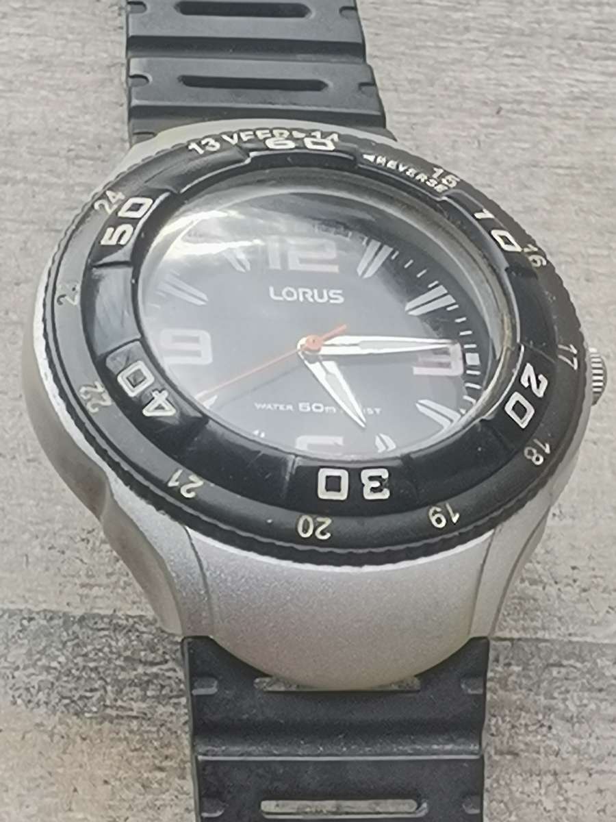 MENS LORUS SPORTS WATCH WITH ROTATING BEZEL IN EXCELLENT WORKING CONDITION
