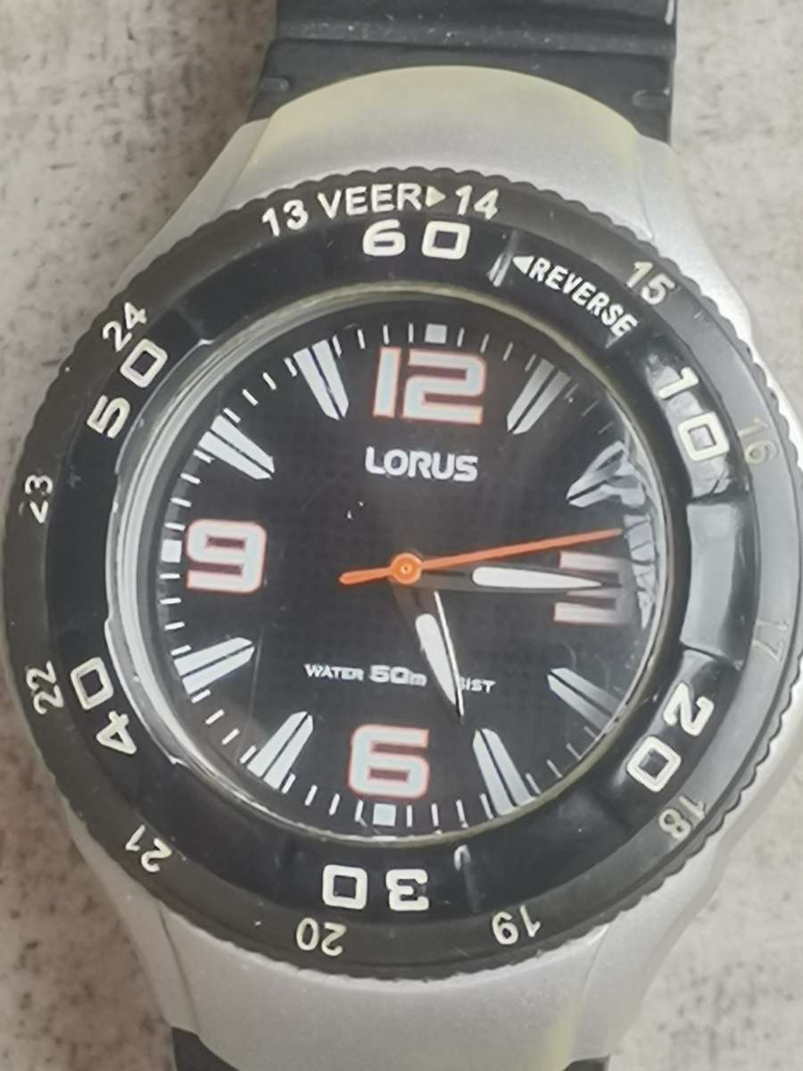 MENS LORUS SPORTS WATCH WITH ROTATING BEZEL IN EXCELLENT WORKING CONDITION