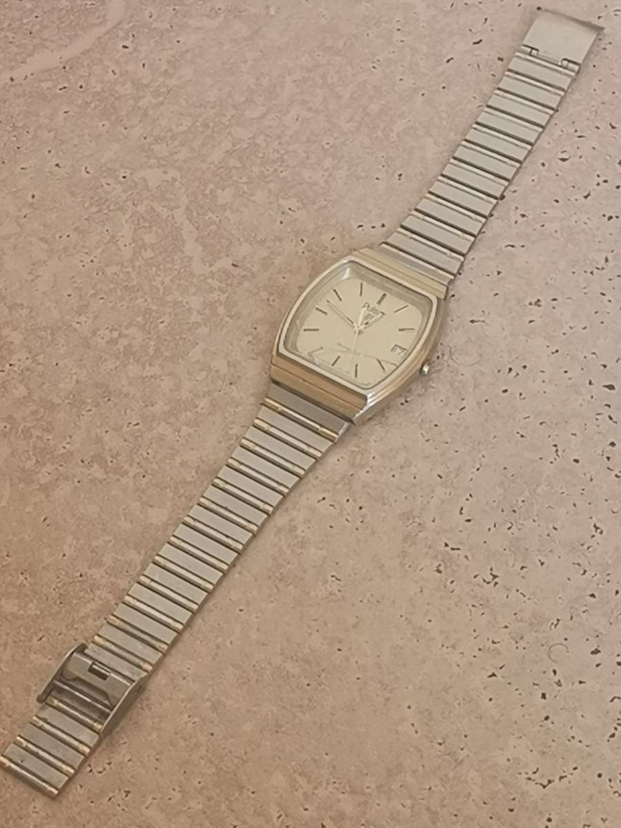 MENS VINTAGE PULSAR WATCH IN EXCELLENT WORKING CONDITION