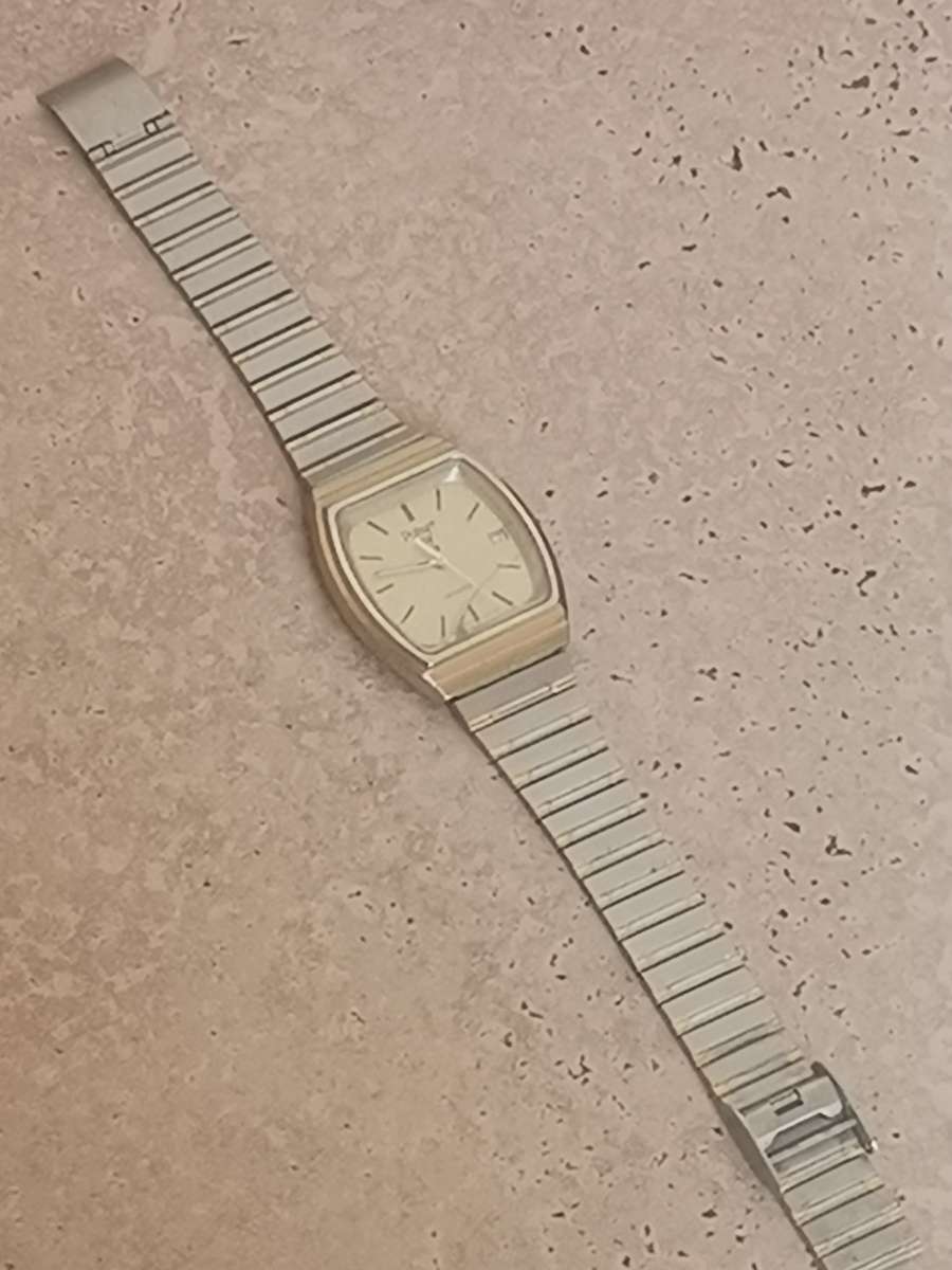 MENS VINTAGE PULSAR WATCH IN EXCELLENT WORKING CONDITION