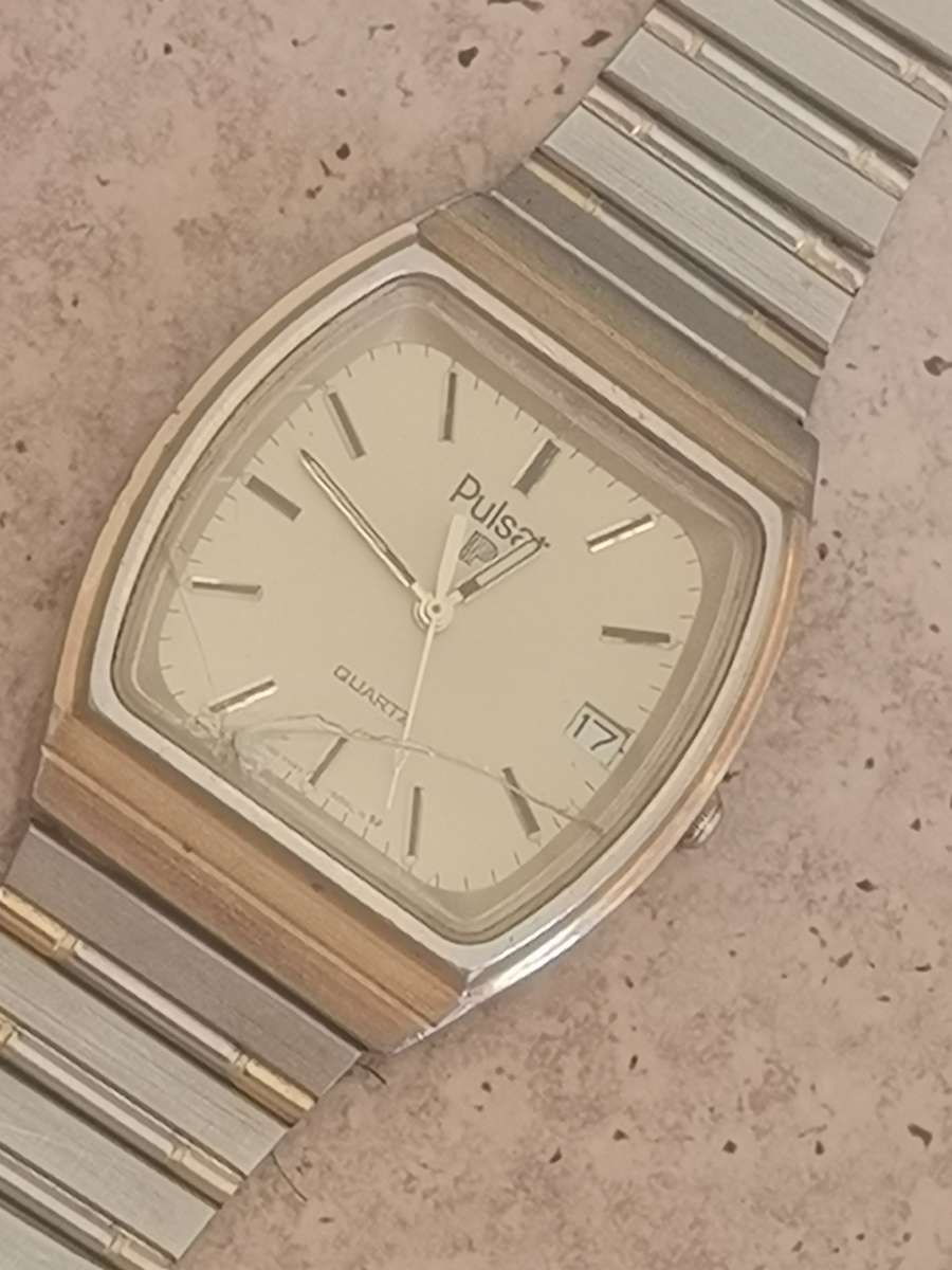 MENS VINTAGE PULSAR WATCH IN EXCELLENT WORKING CONDITION