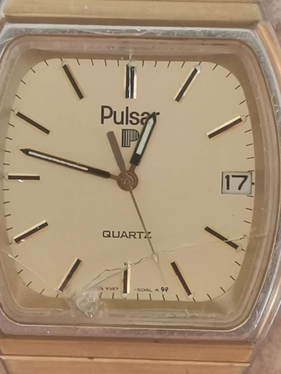 MENS VINTAGE PULSAR WATCH IN EXCELLENT WORKING CONDITION