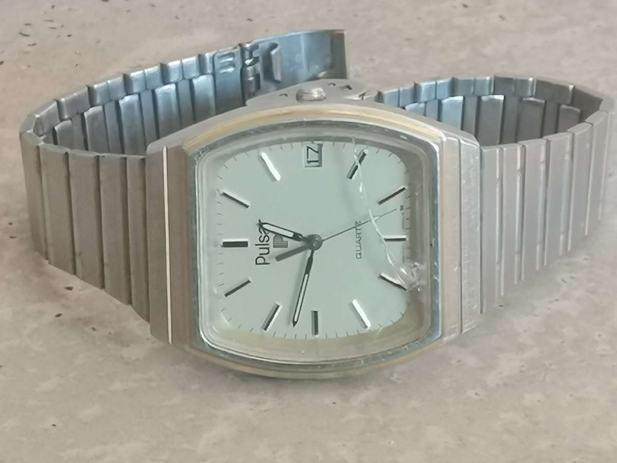 MENS VINTAGE PULSAR WATCH IN EXCELLENT WORKING CONDITION
