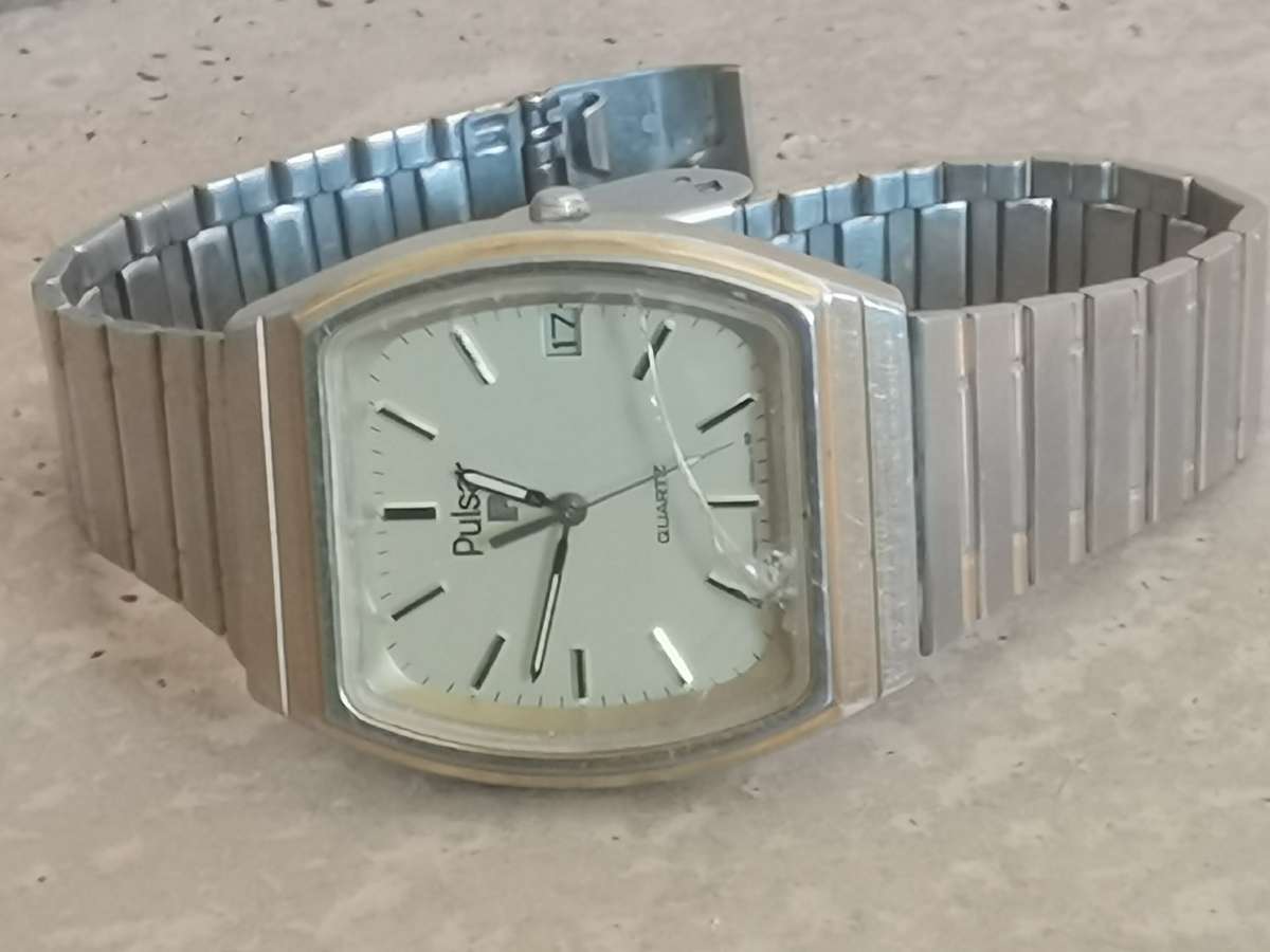MENS VINTAGE PULSAR WATCH IN EXCELLENT WORKING CONDITION