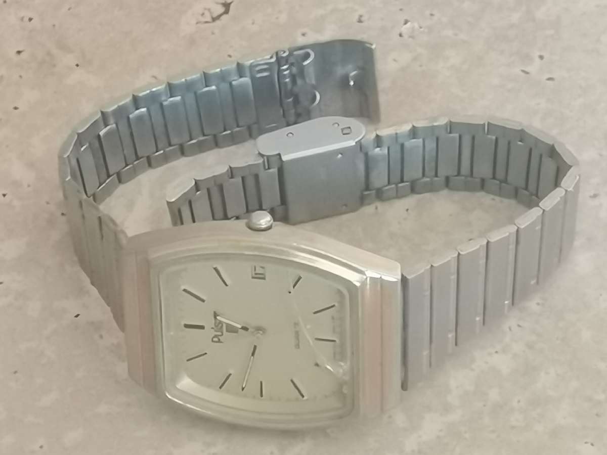 MENS VINTAGE PULSAR WATCH IN EXCELLENT WORKING CONDITION