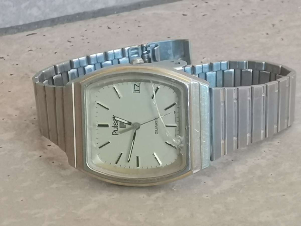 MENS VINTAGE PULSAR WATCH IN EXCELLENT WORKING CONDITION