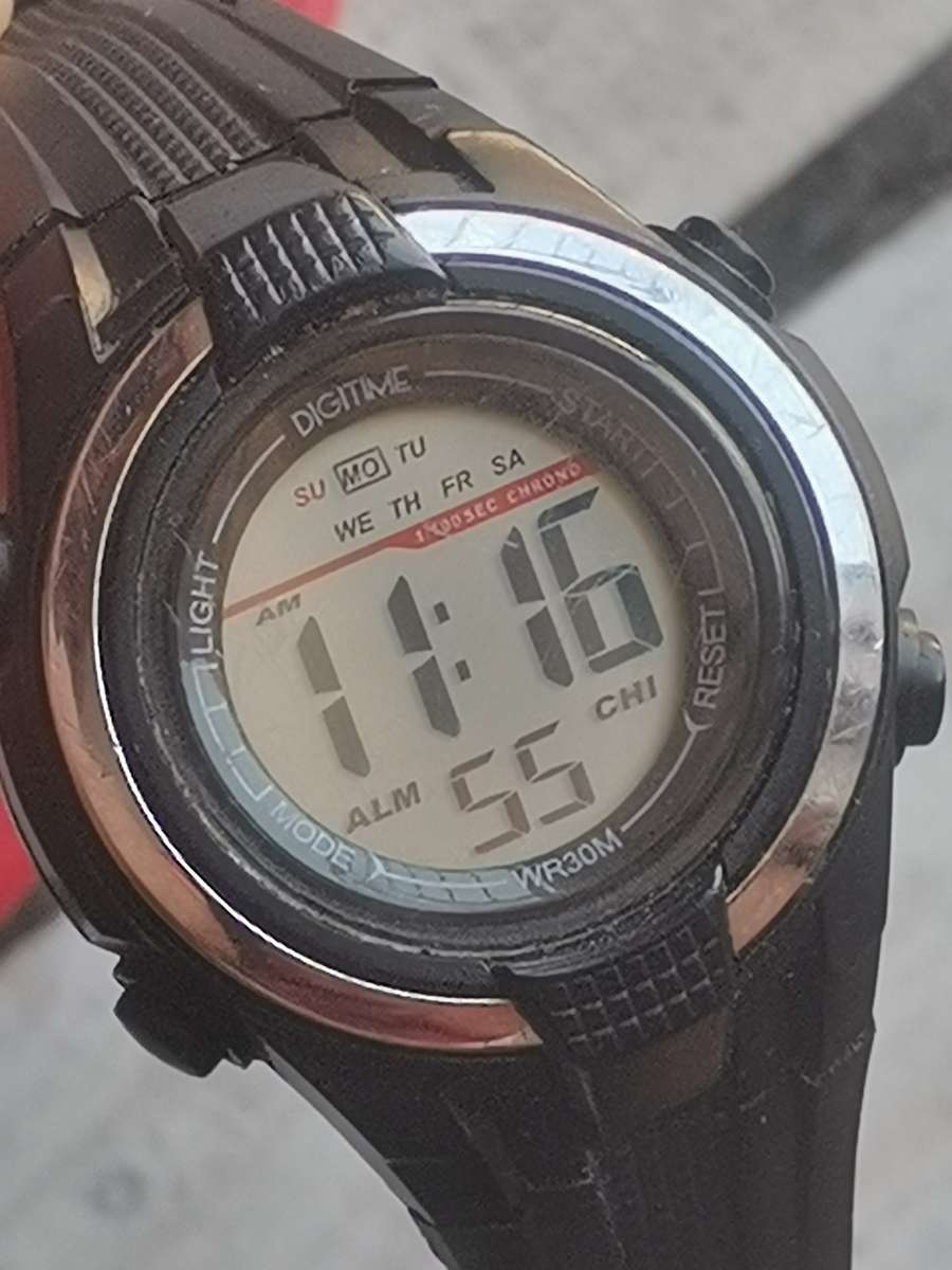 DIGITIME MENS DIGITAL WATCH IN EXCELLENT WORKING CONDITION