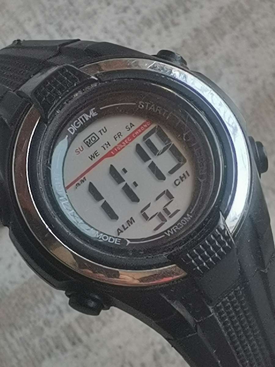 DIGITIME MENS DIGITAL WATCH IN EXCELLENT WORKING CONDITION