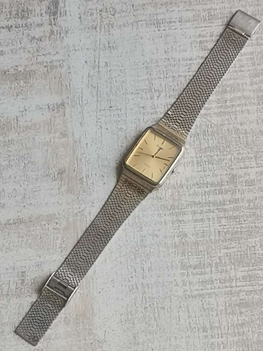 MENS VINTAGE PULSAR WATCH IN EXCELLENT WORKING CONDITION