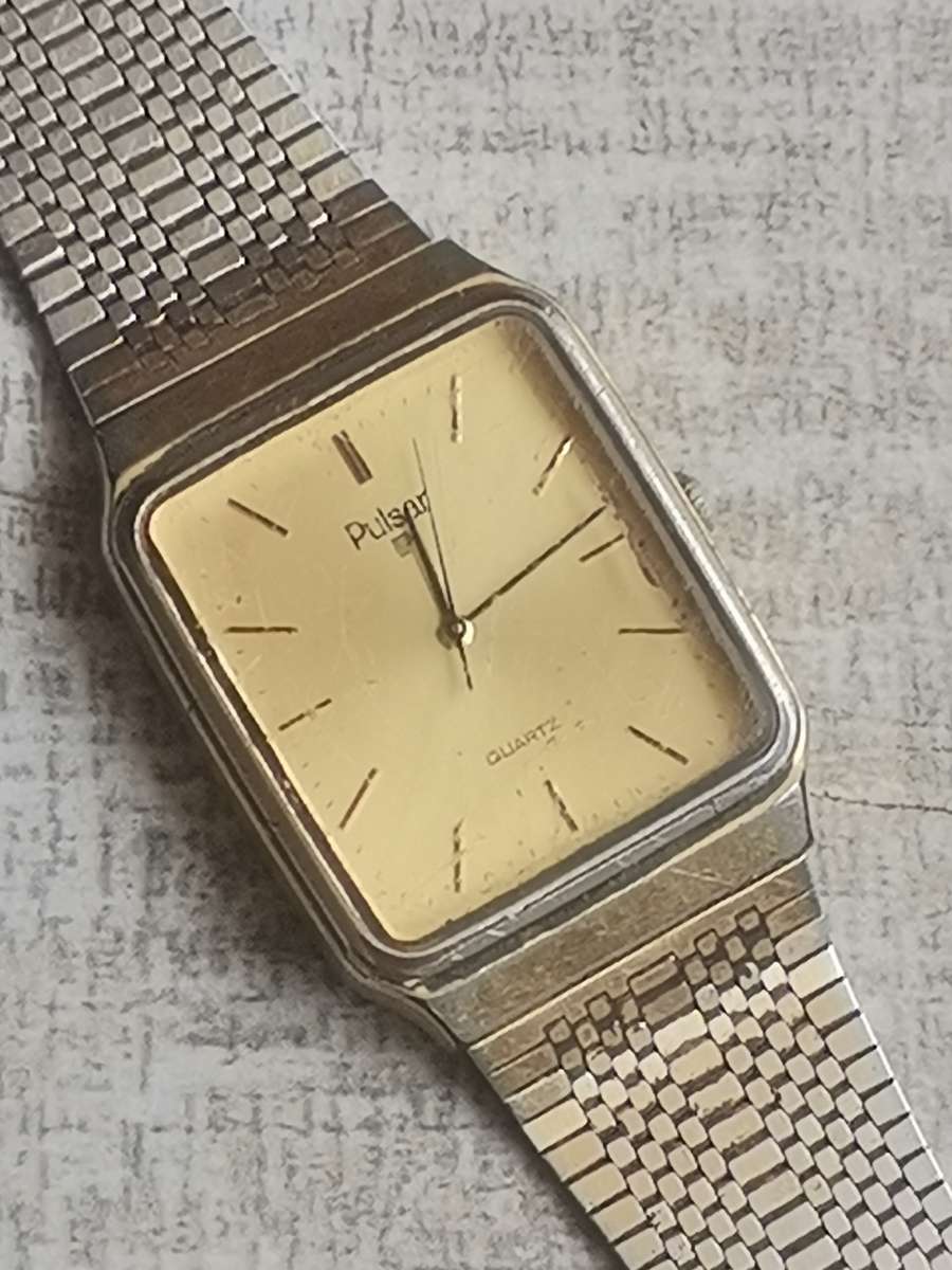 MENS VINTAGE PULSAR WATCH IN EXCELLENT WORKING CONDITION