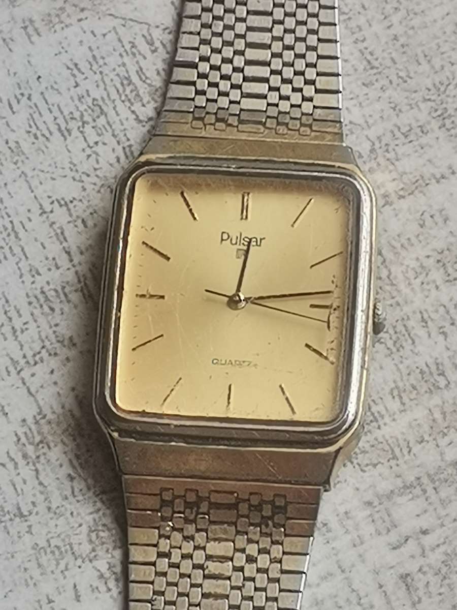 MENS VINTAGE PULSAR WATCH IN EXCELLENT WORKING CONDITION