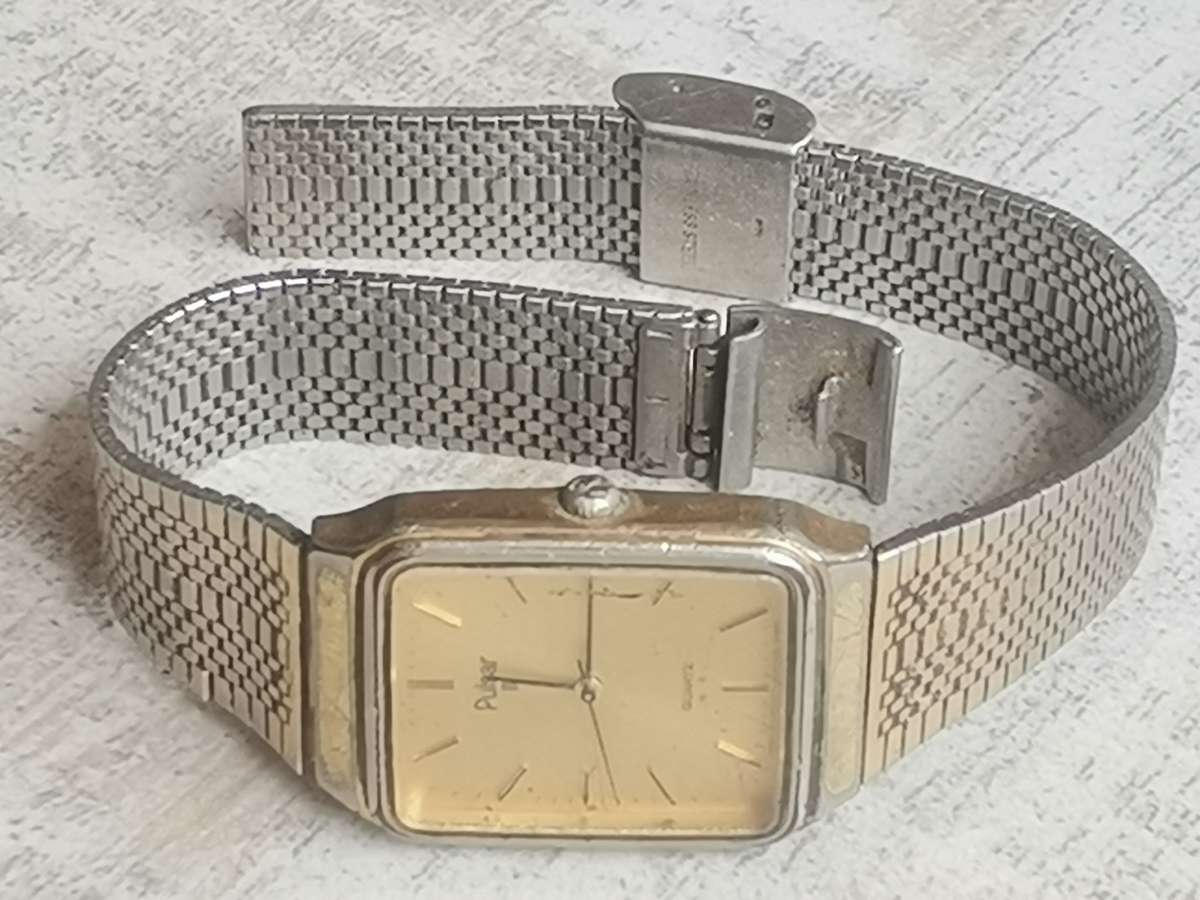 MENS VINTAGE PULSAR WATCH IN EXCELLENT WORKING CONDITION