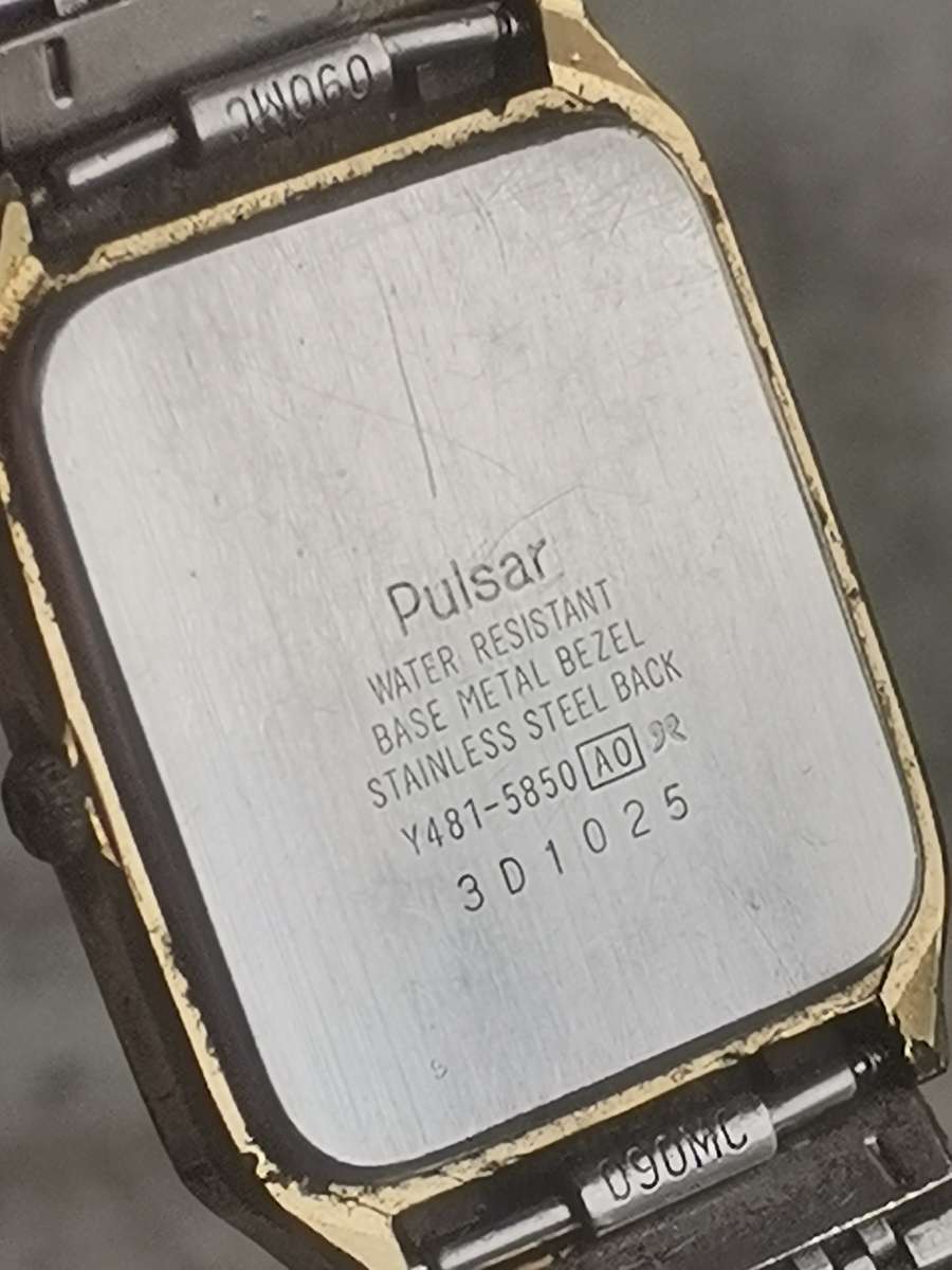 MENS VINTAGE PULSAR WATCH IN EXCELLENT WORKING CONDITION