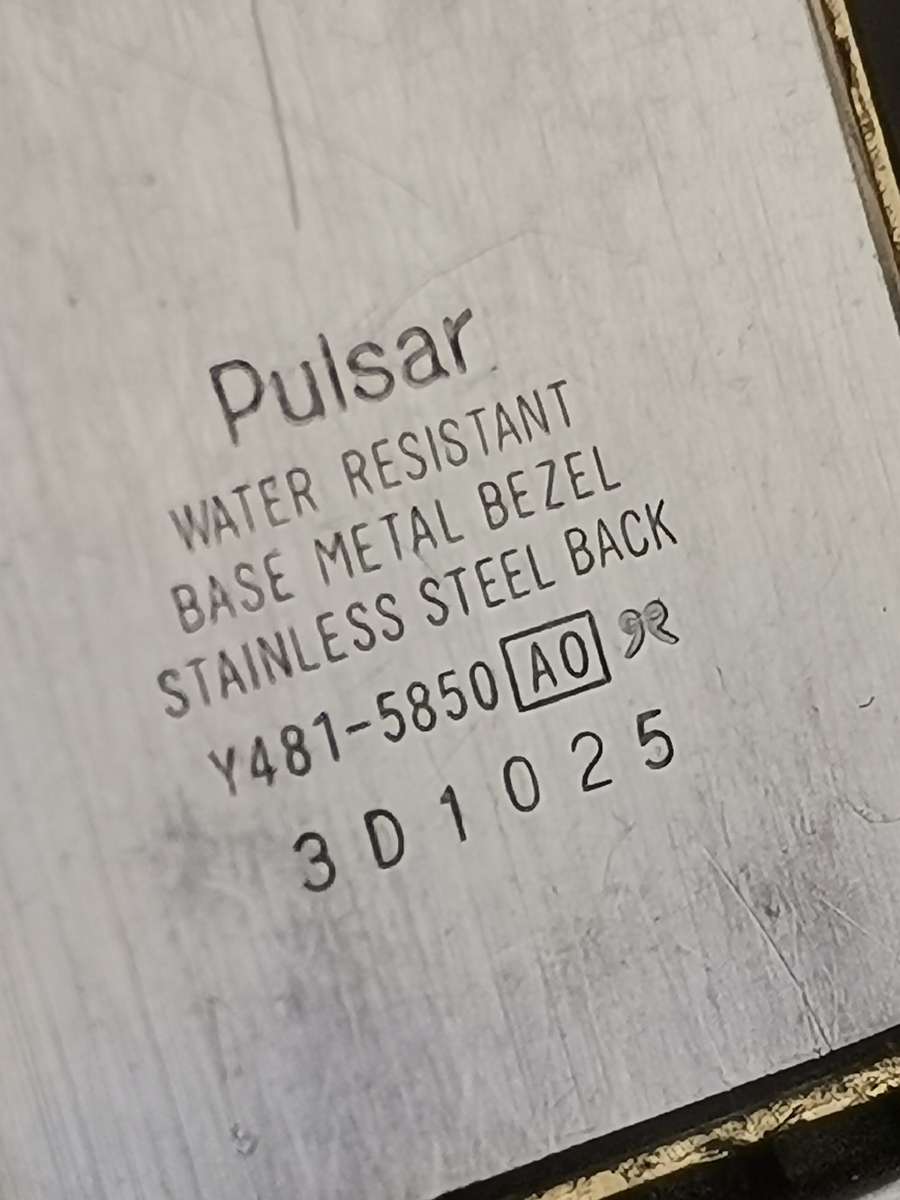 MENS VINTAGE PULSAR WATCH IN EXCELLENT WORKING CONDITION