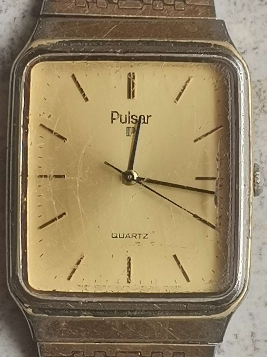 MENS VINTAGE PULSAR WATCH IN EXCELLENT WORKING CONDITION