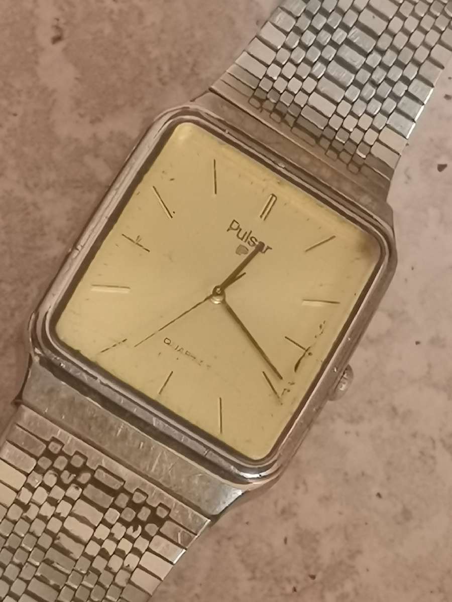 MENS VINTAGE PULSAR WATCH IN EXCELLENT WORKING CONDITION