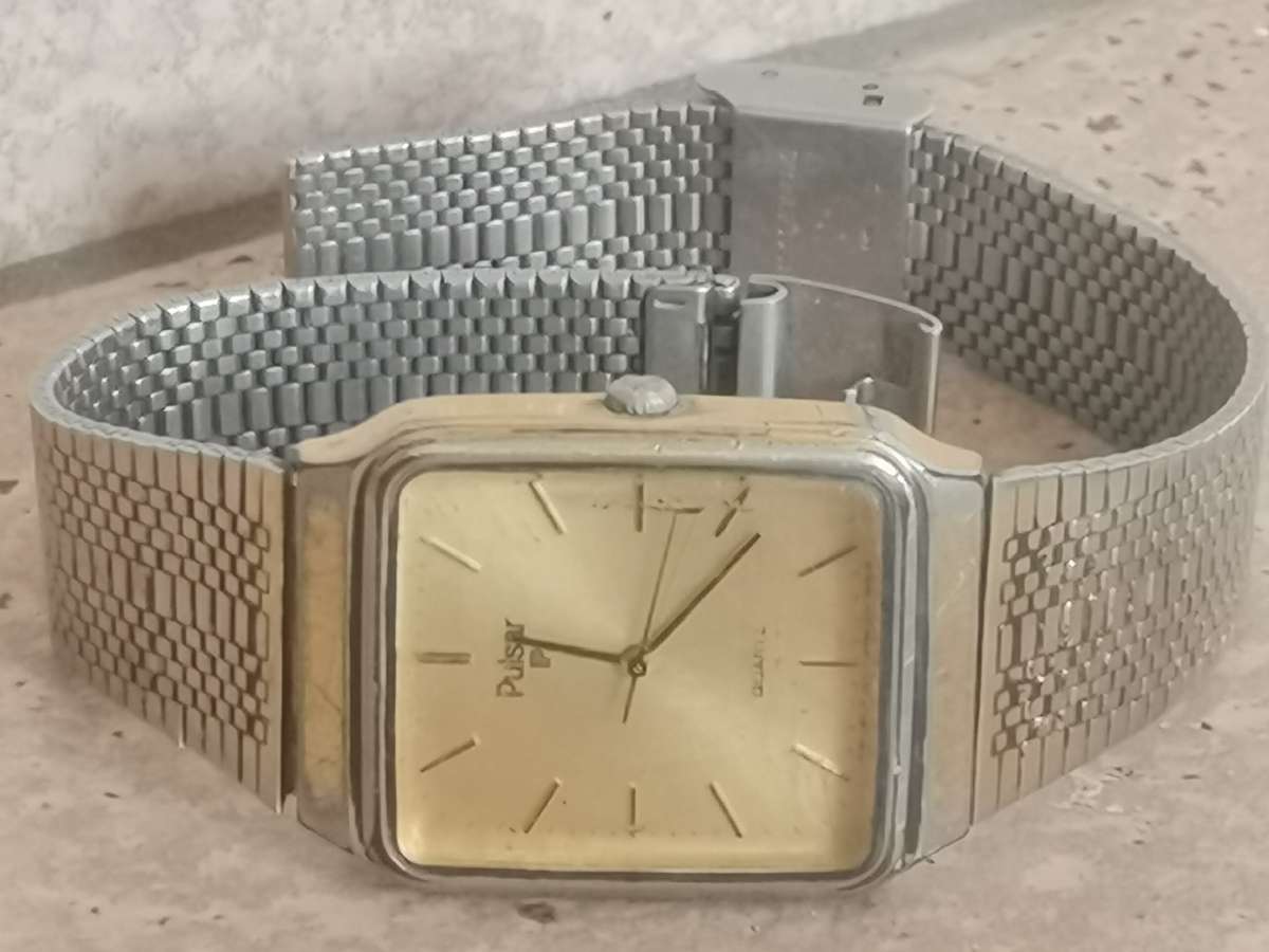 MENS VINTAGE PULSAR WATCH IN EXCELLENT WORKING CONDITION