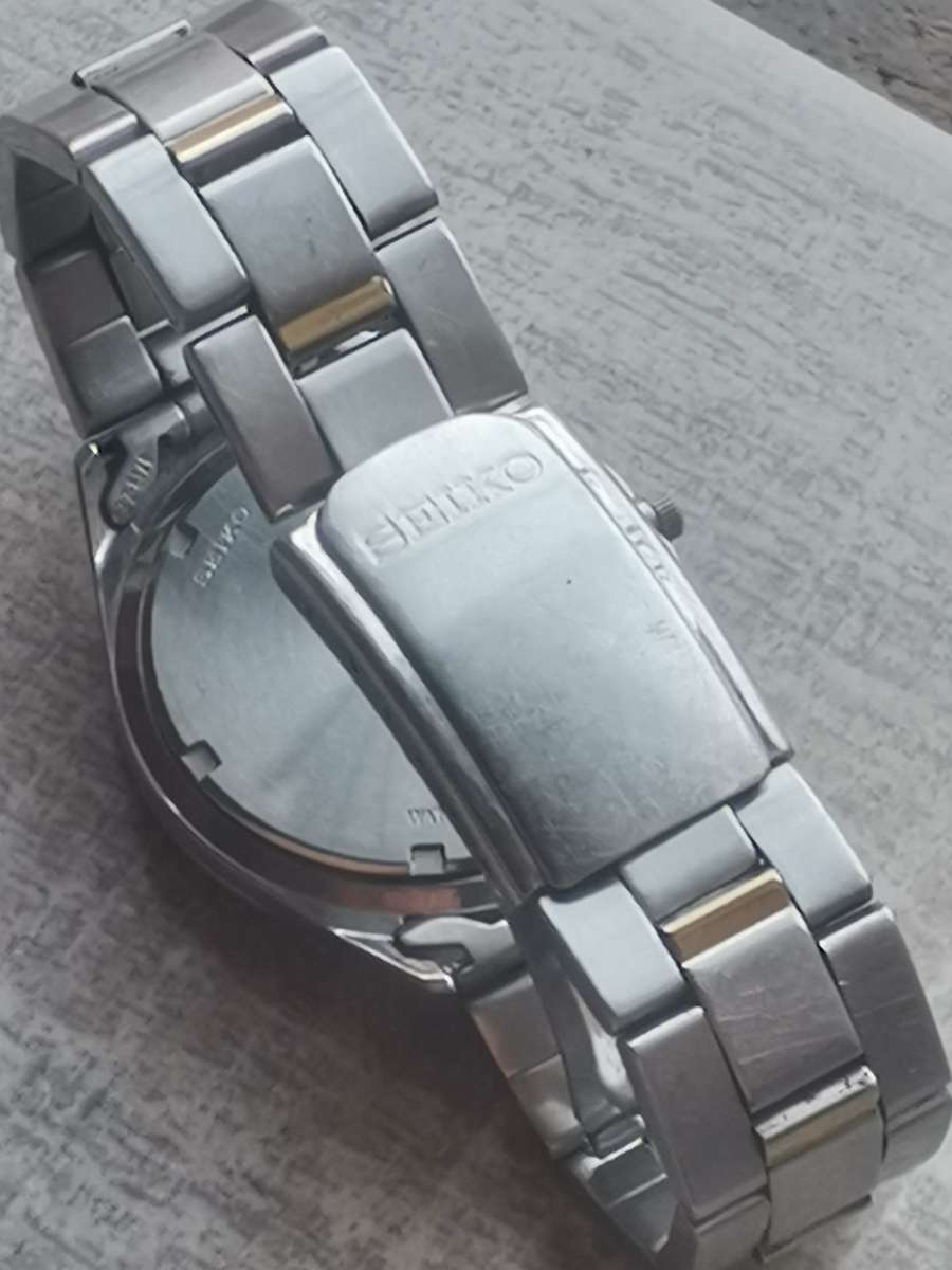 MENS WATCH IN EXCELLENT WORKING CONDITION - PLEASE READ DESCRIPTION