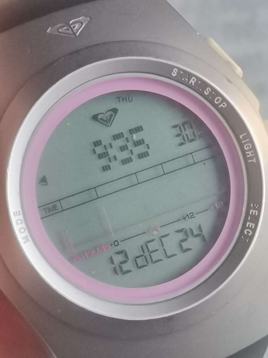 ROXY DEEP W094TR UNISEX SPORTS/HEALTH WATCH IN EXCELLENT WORKING CONDITION