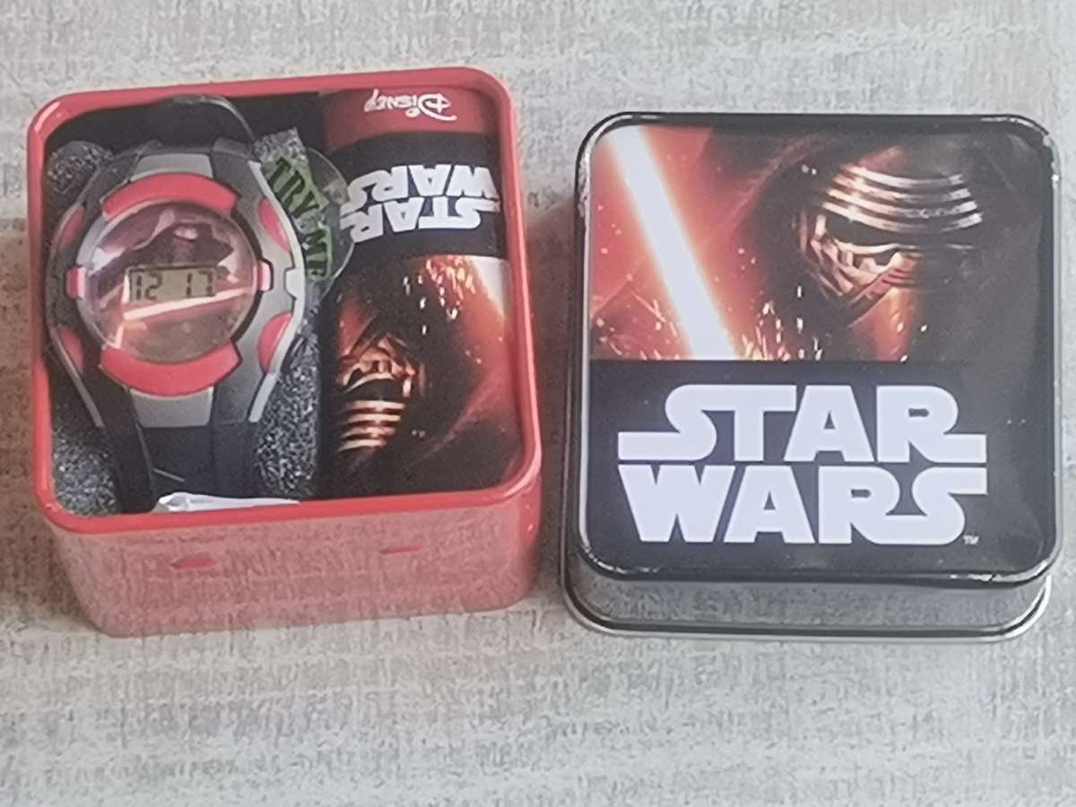 NEW STAR WARS KIDDIES DIGITAL WATCH WITH STUNNING DISPLAY BOX IN EXCELLENT WORKING COND