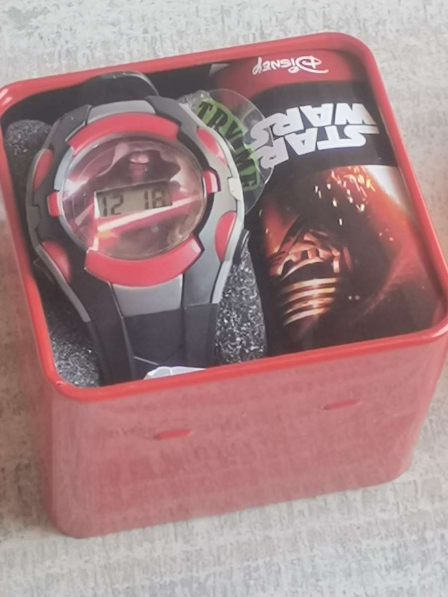 NEW STAR WARS KIDDIES DIGITAL WATCH WITH STUNNING DISPLAY BOX IN EXCELLENT WORKING COND