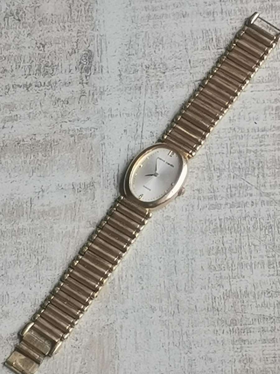 LADIES STUNNING AND ELEGANT PIERRE CARDIN GOLD SWISS WATCH IN EXCELLENT WORKING CONDITION