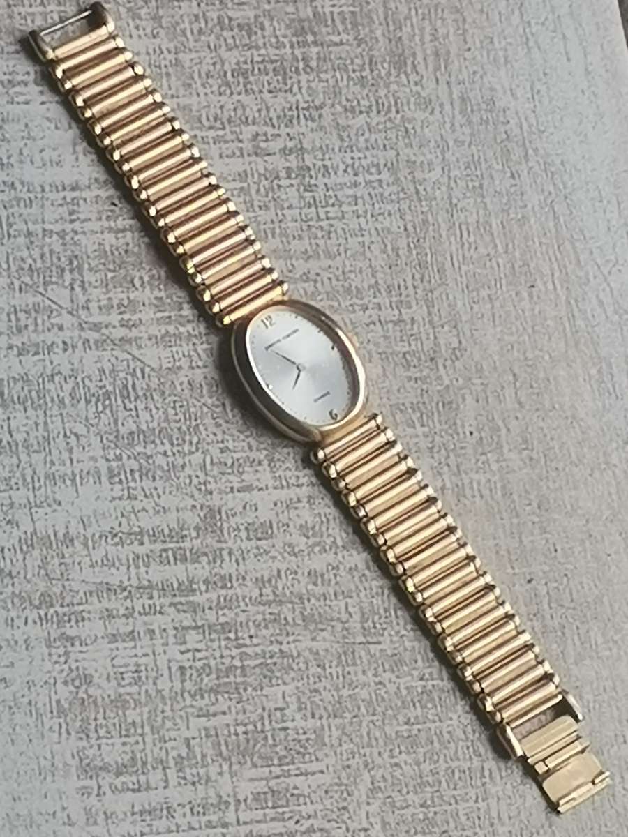 LADIES STUNNING AND ELEGANT PIERRE CARDIN GOLD SWISS WATCH IN EXCELLENT WORKING CONDITION