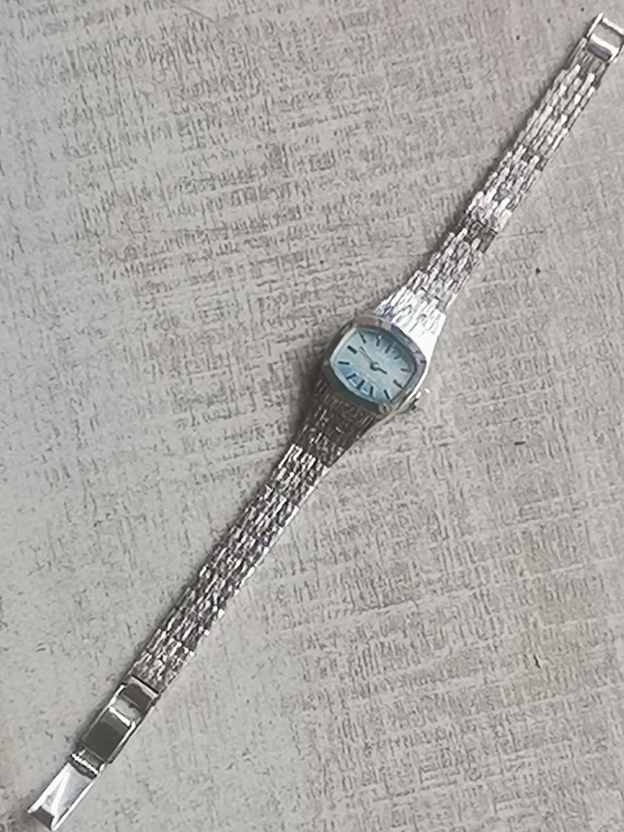 VINTAGE LADIES ORIS 17 JEWELS WATCH WITH DISPLAY BOX