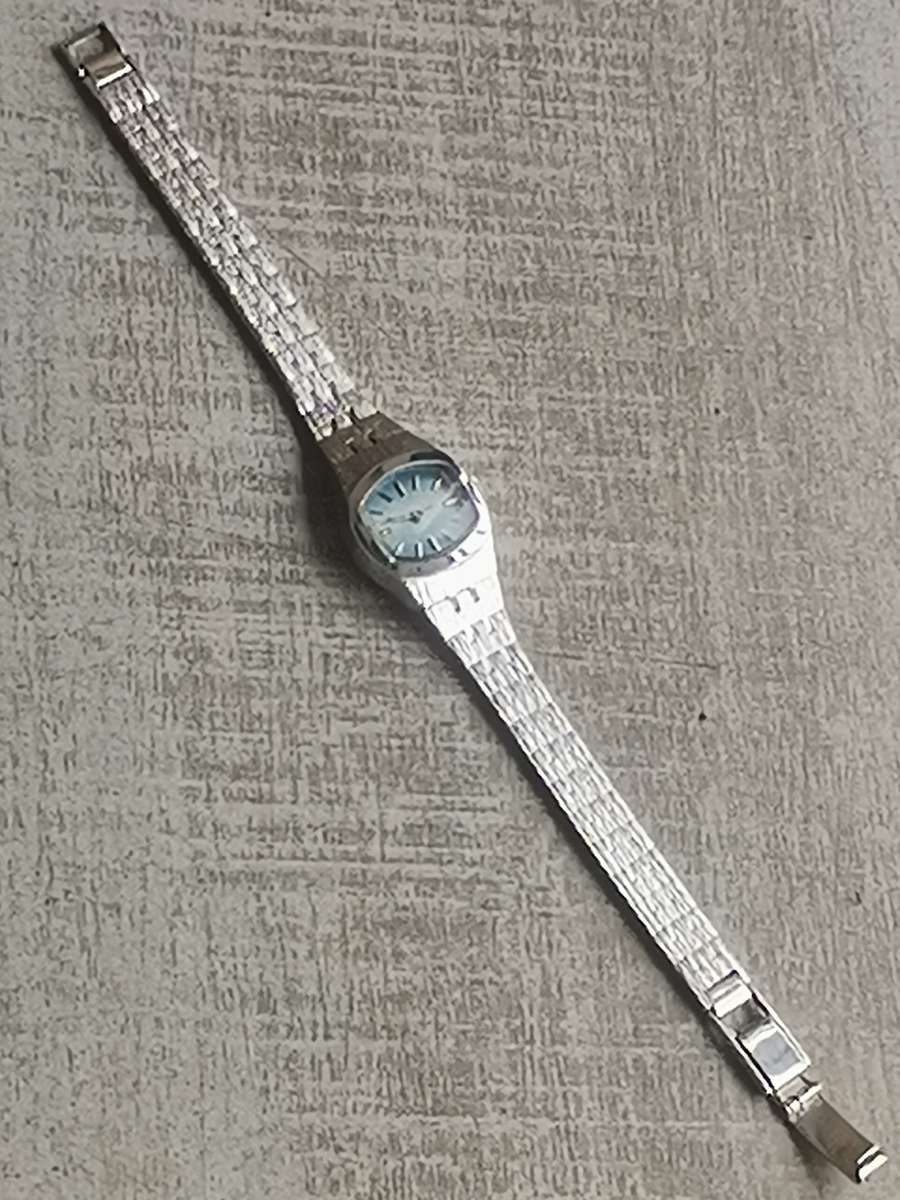 VINTAGE LADIES ORIS 17 JEWELS WATCH WITH DISPLAY BOX