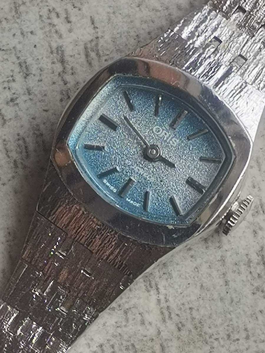 VINTAGE LADIES ORIS 17 JEWELS WATCH WITH DISPLAY BOX