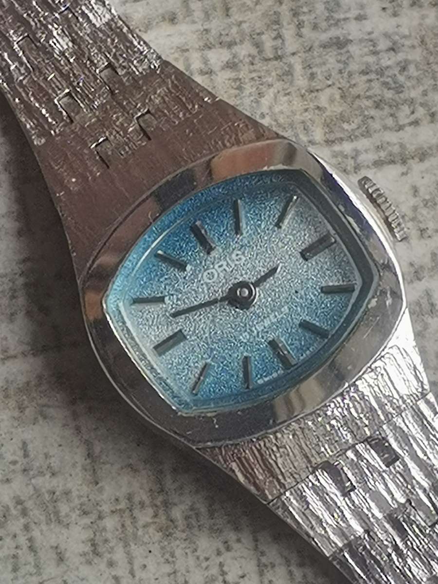 VINTAGE LADIES ORIS 17 JEWELS WATCH WITH DISPLAY BOX