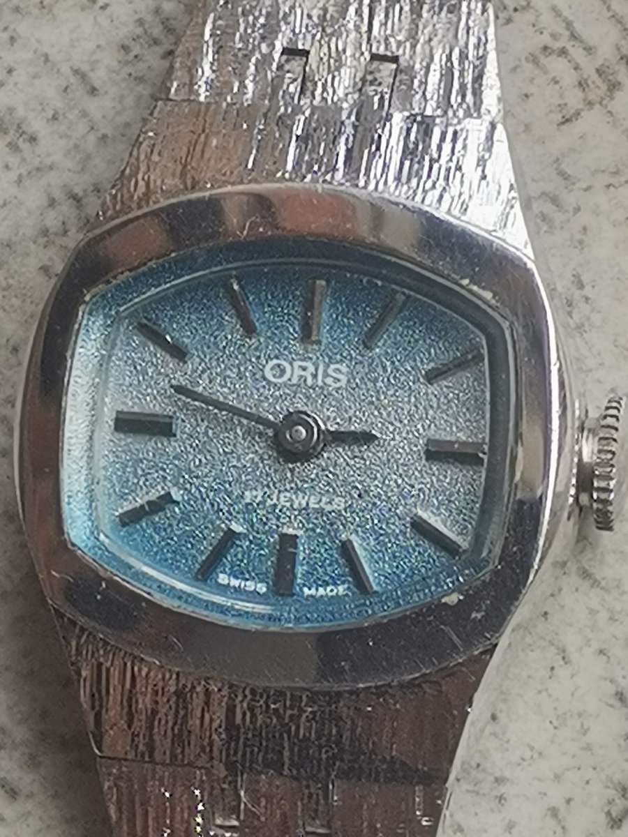 VINTAGE LADIES ORIS 17 JEWELS WATCH WITH DISPLAY BOX